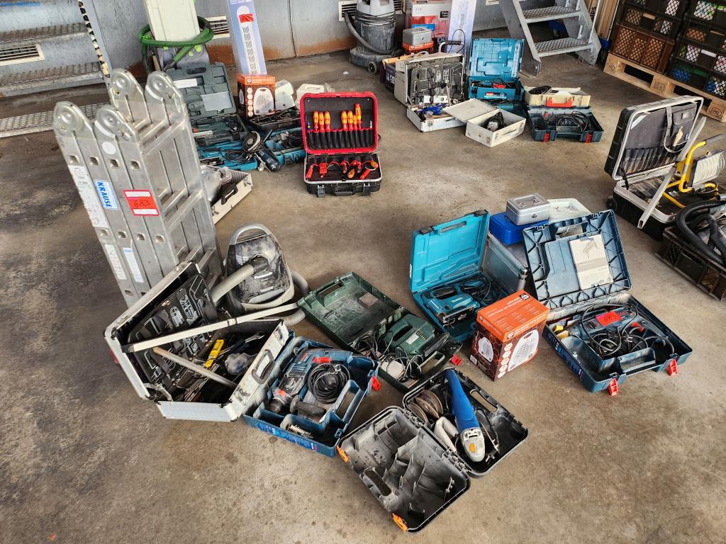 Well-maintained machines of a bakery manufacturer-3