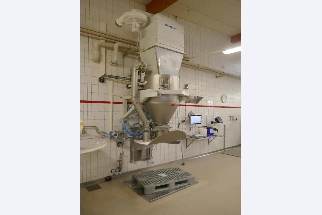 Well-maintained machines of a bakery manufacturer-2