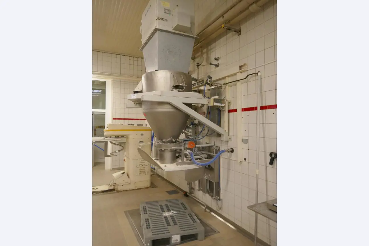 Well-maintained machines of a bakery manufacturer-3