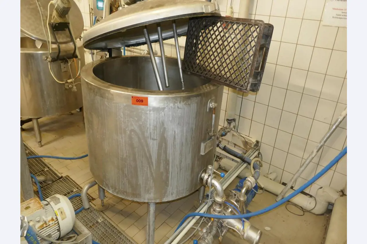Well-maintained machines of a bakery manufacturer-3