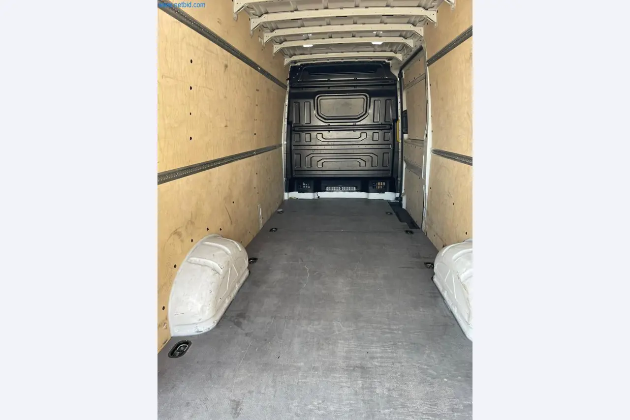 Vehículos de una empresa de transportes-10