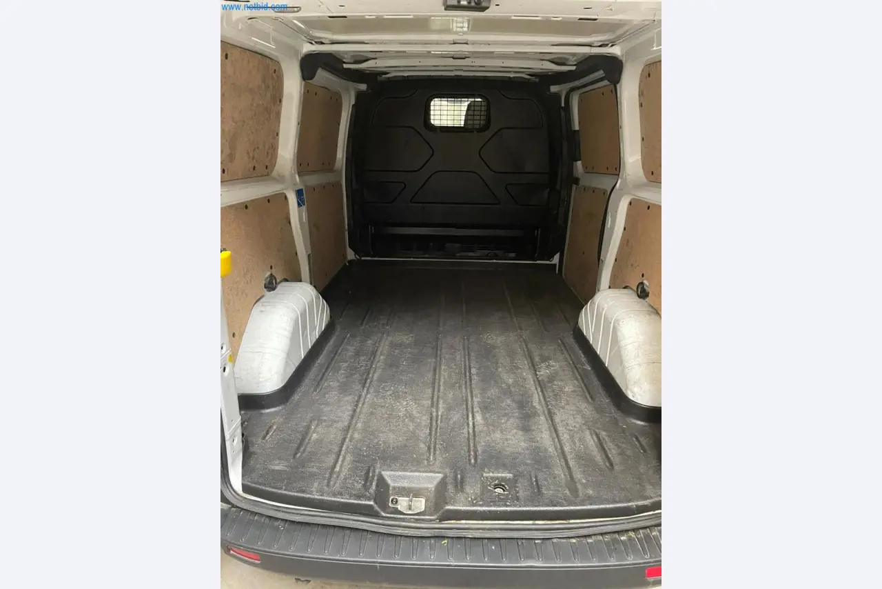 Vehículos de una empresa de transportes-7