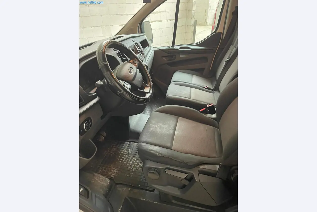 Vehículos de una empresa de transportes-8