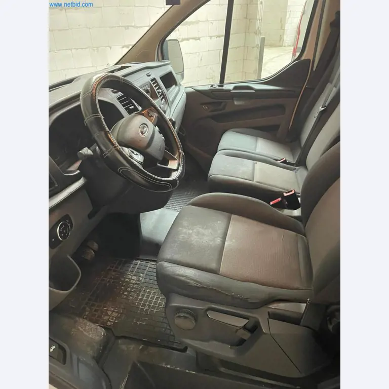 Vehículos de una empresa de transportes-8