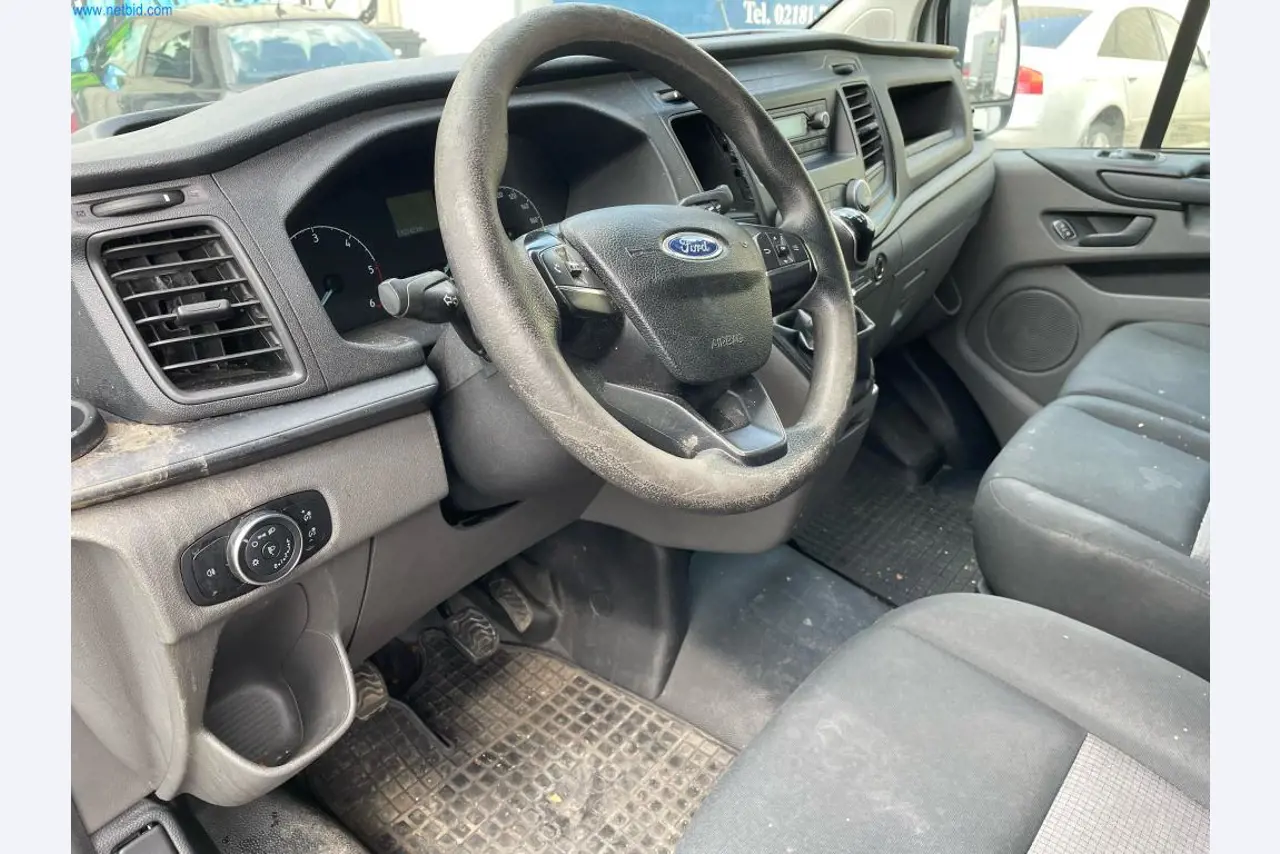 Vehículos de una empresa de transportes-12