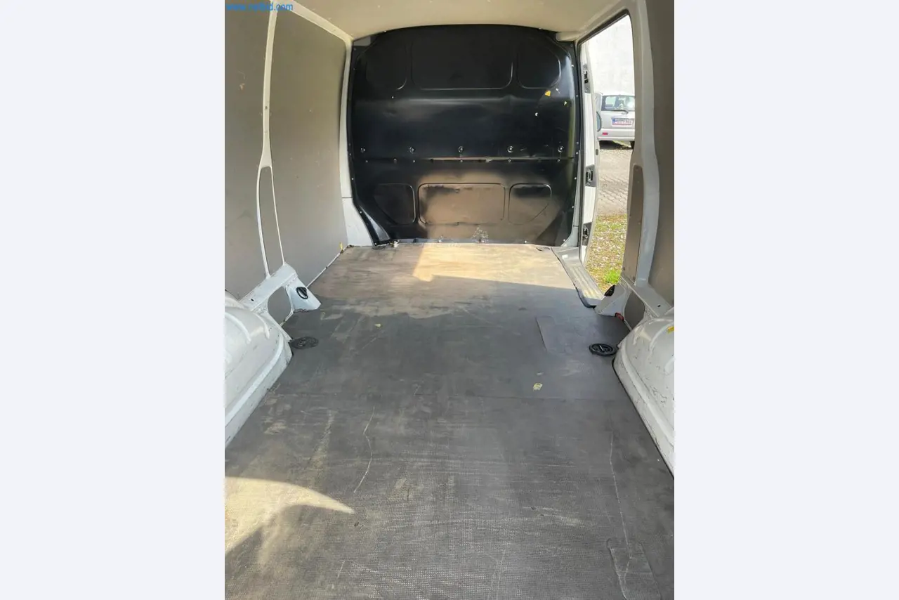 Vehículos de una empresa de transportes-10