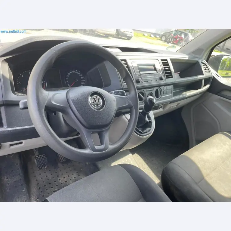 Vehículos de una empresa de transportes-12