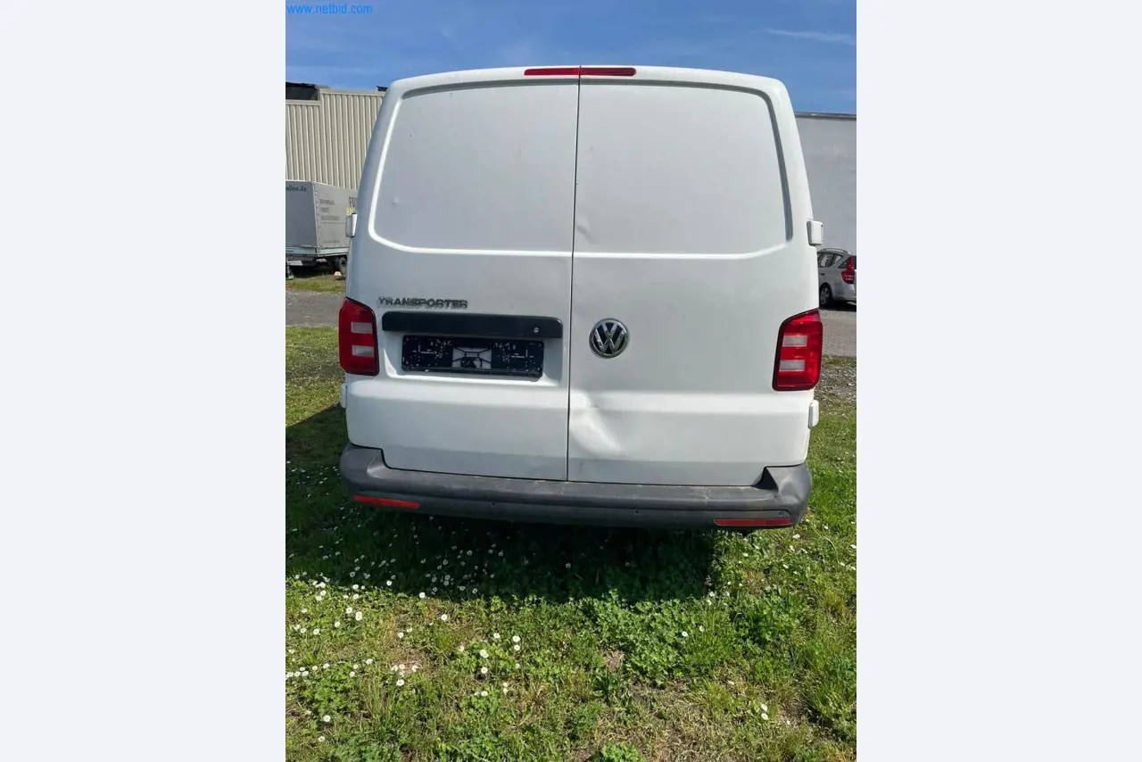 Vehículos de una empresa de transportes-8