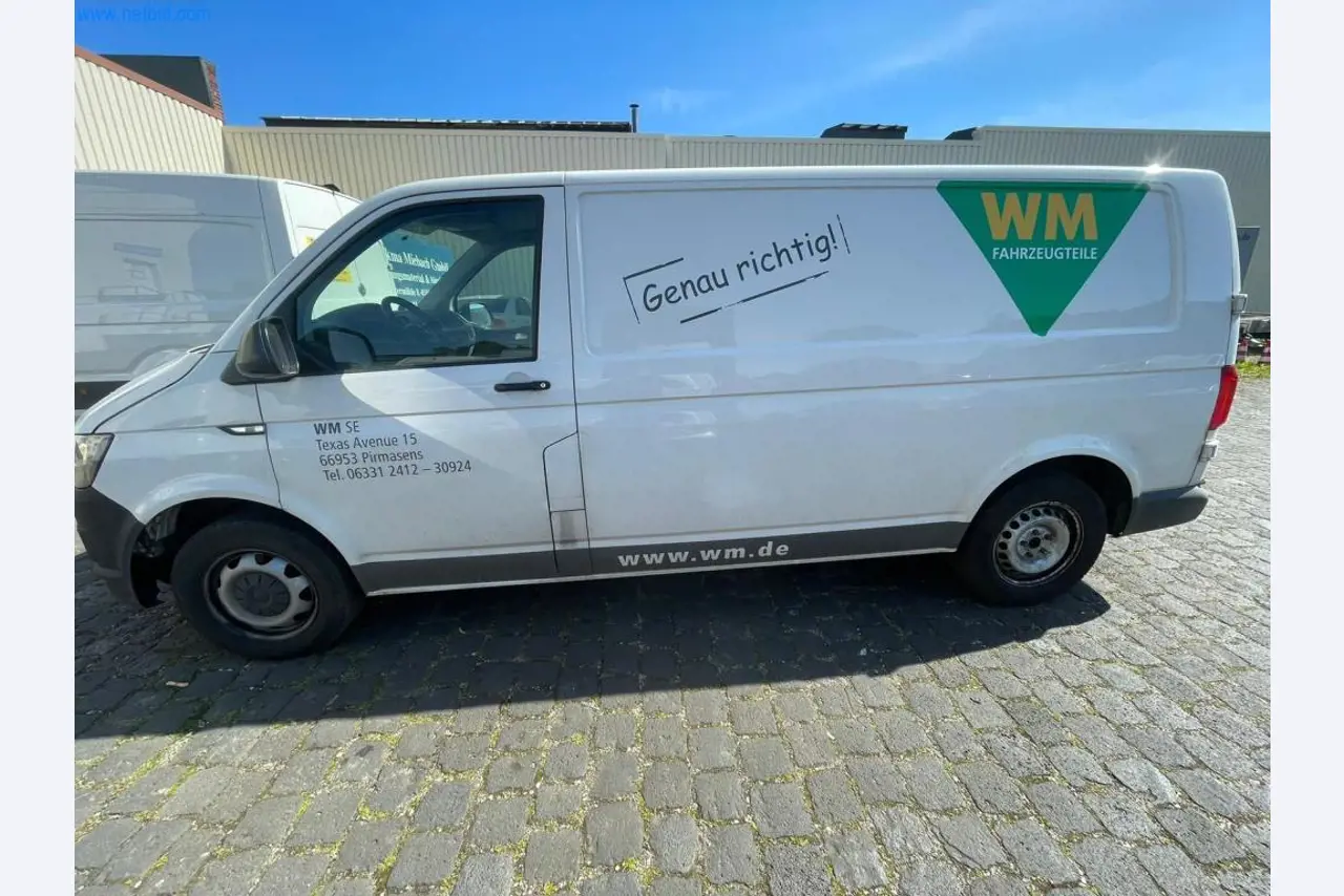 Vehículos de una empresa de transportes-1