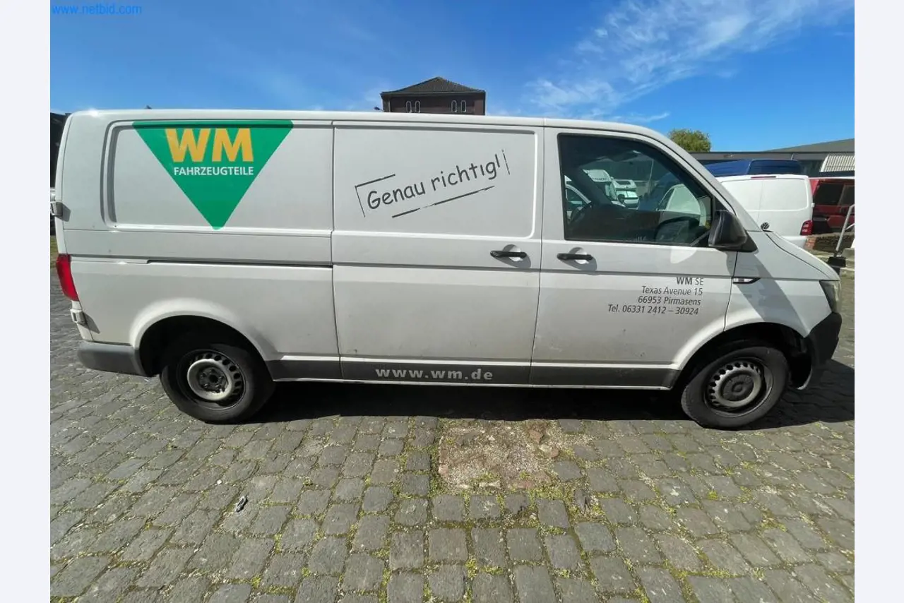 Vehículos de una empresa de transportes-2