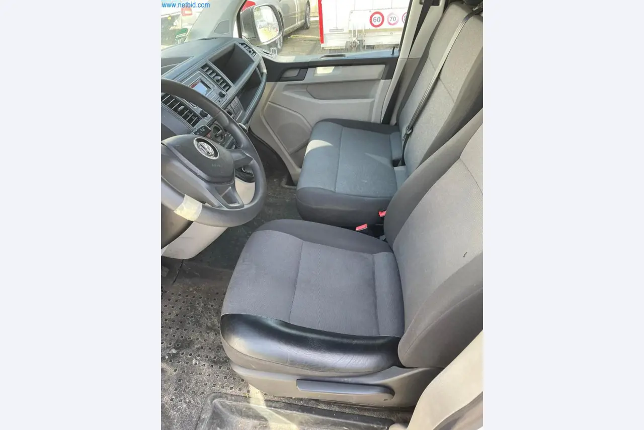 Vehículos de una empresa de transportes-11