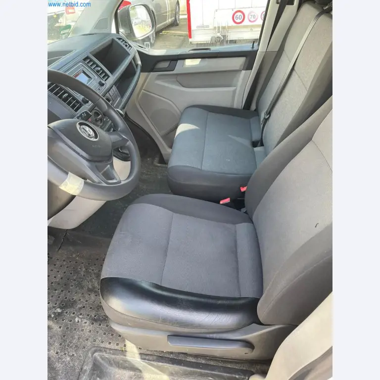 Vehículos de una empresa de transportes-11