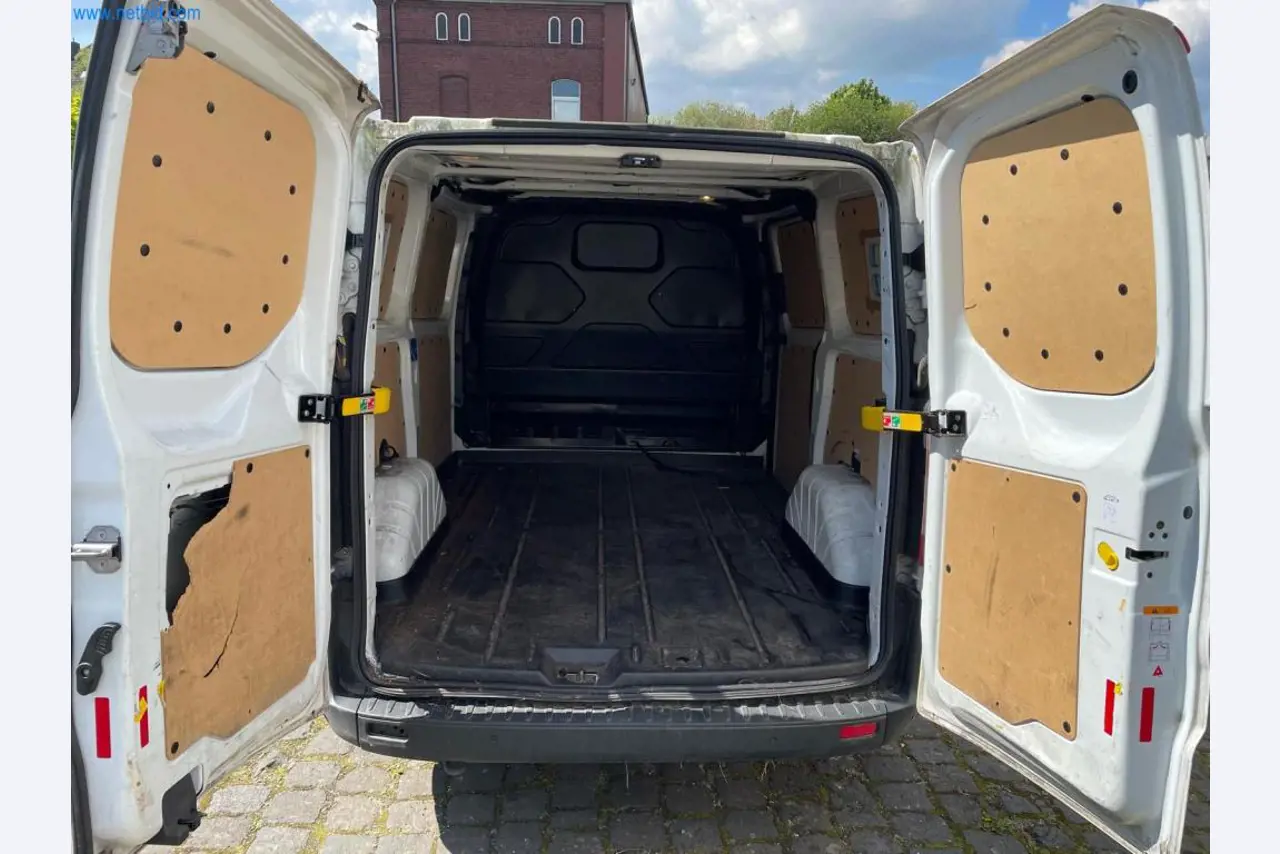 Vehículos de una empresa de transportes-10