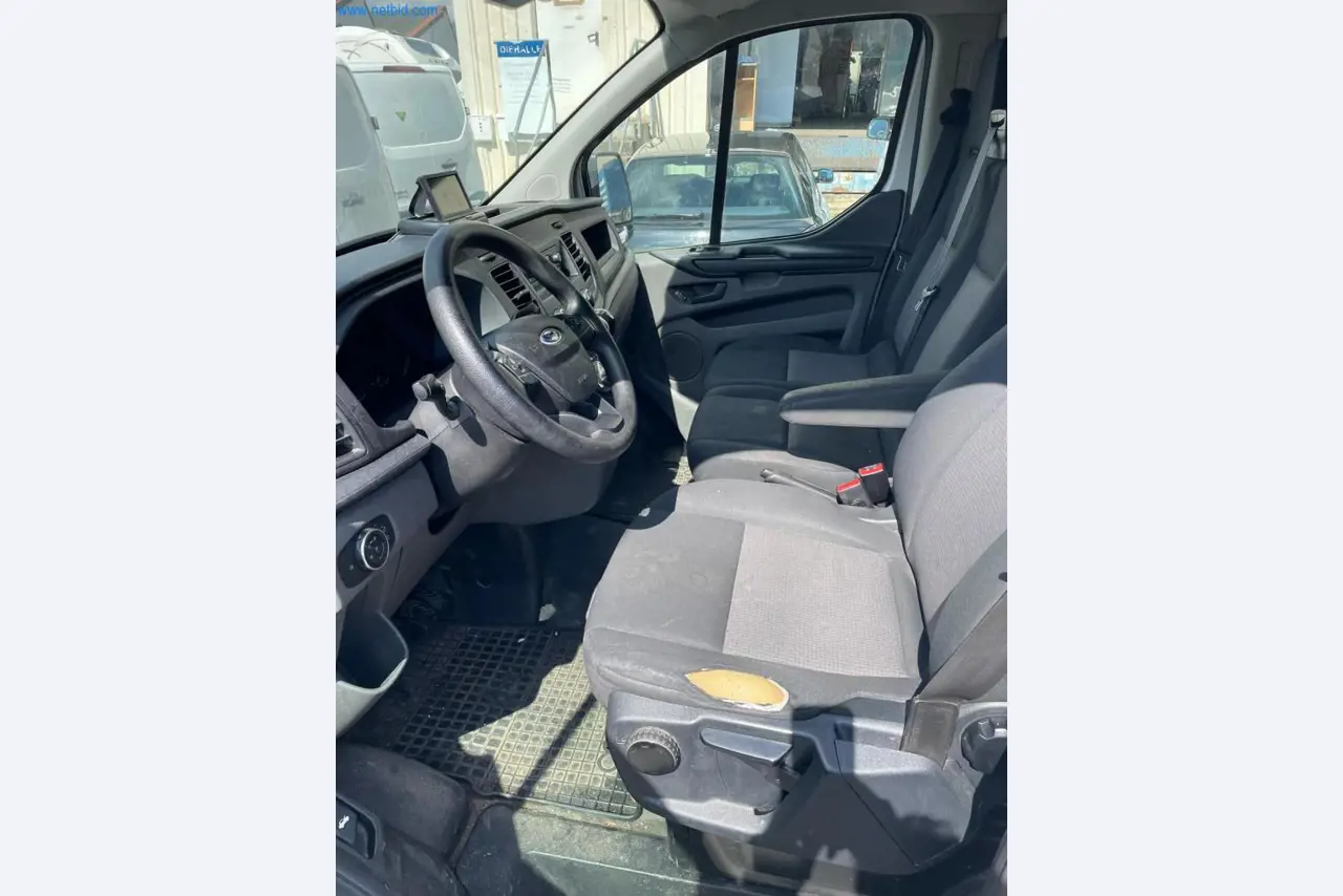 Vehículos de una empresa de transportes-11