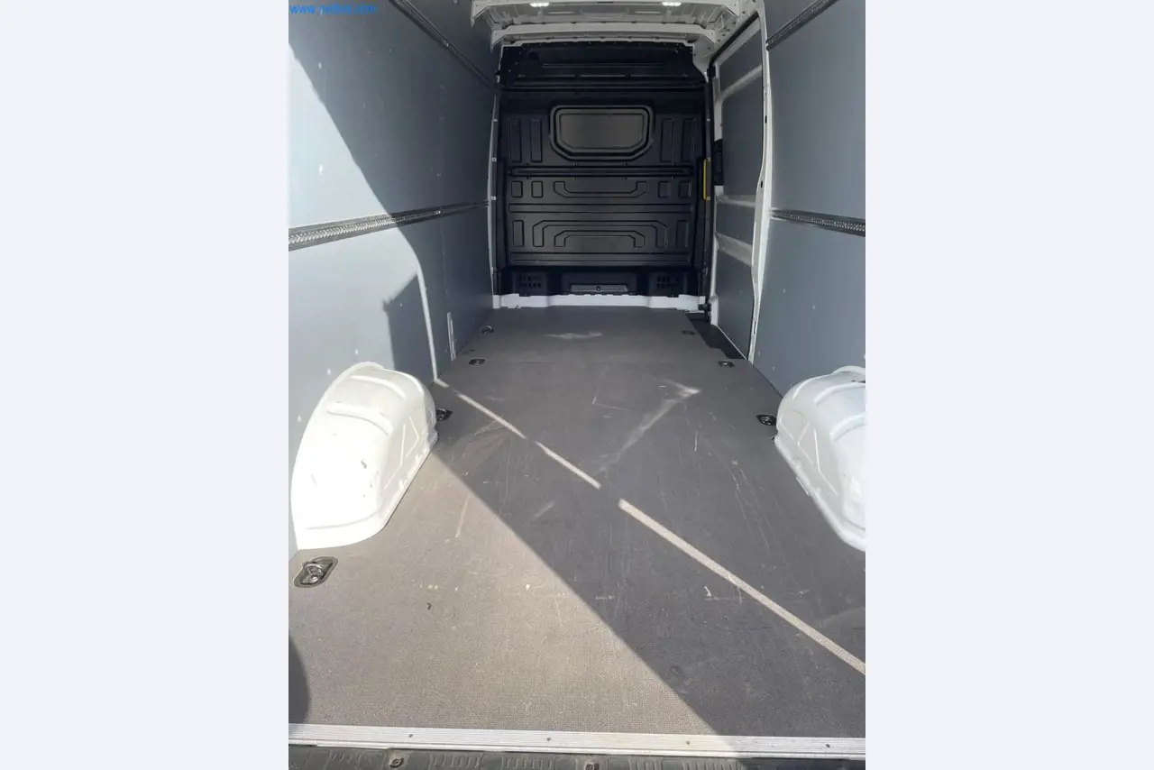 Vehículos de una empresa de transportes-10
