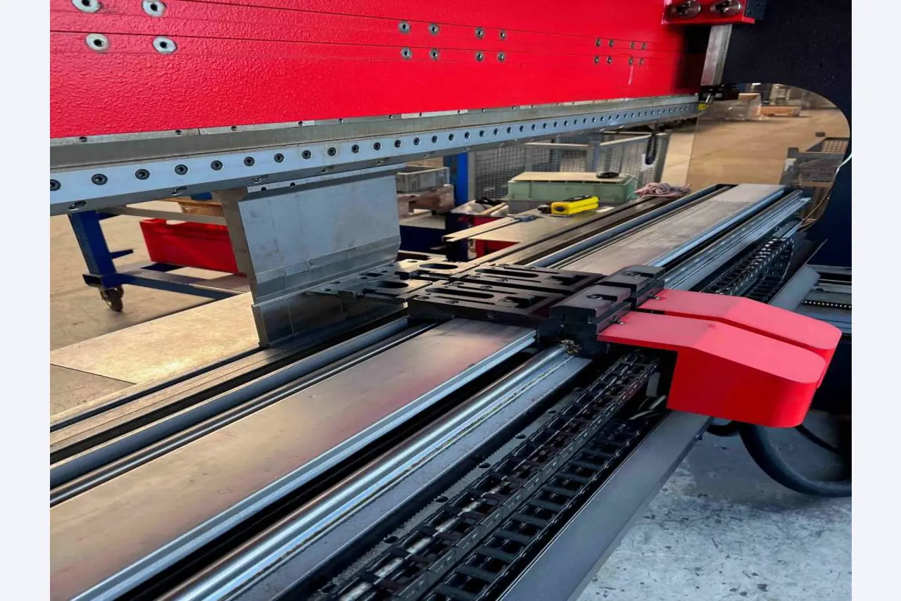 Equipamiento mecánico para una fábrica de productos metálicos-4