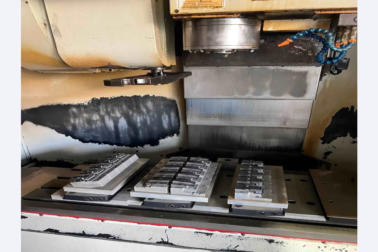 Equipamiento mecánico para una fábrica de productos metálicos-2