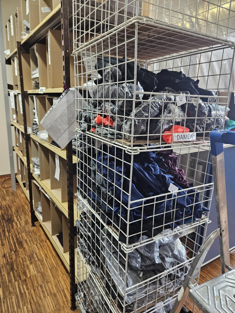 Zapasy i sprzęt biurowy-10