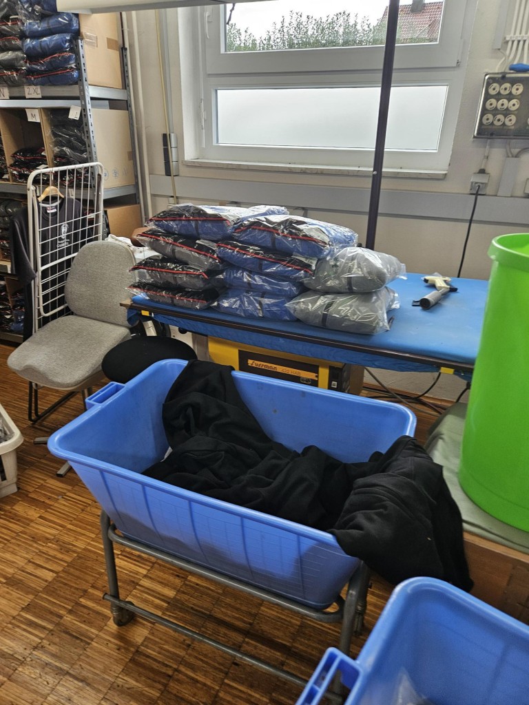 Zapasy i sprzęt biurowy-14