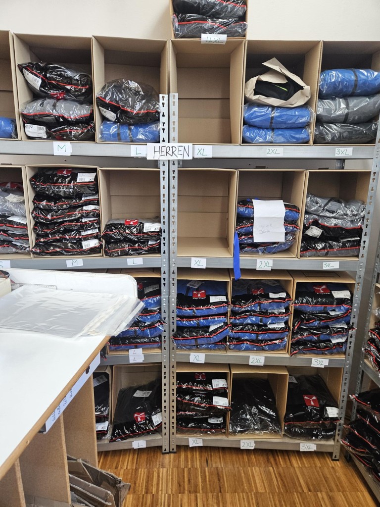 Zapasy i sprzęt biurowy-16