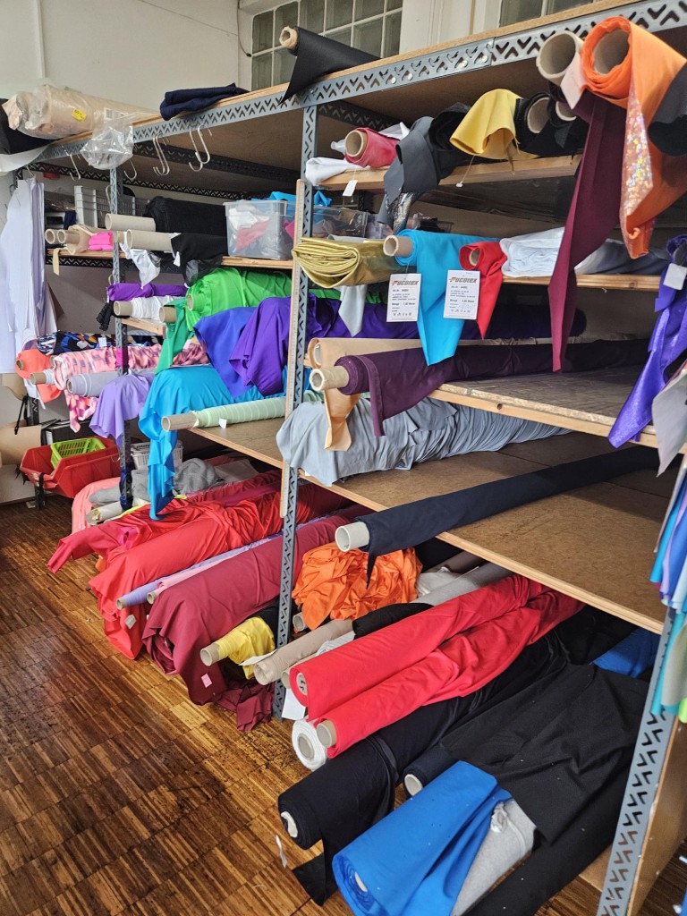 Zapasy i sprzęt biurowy-17