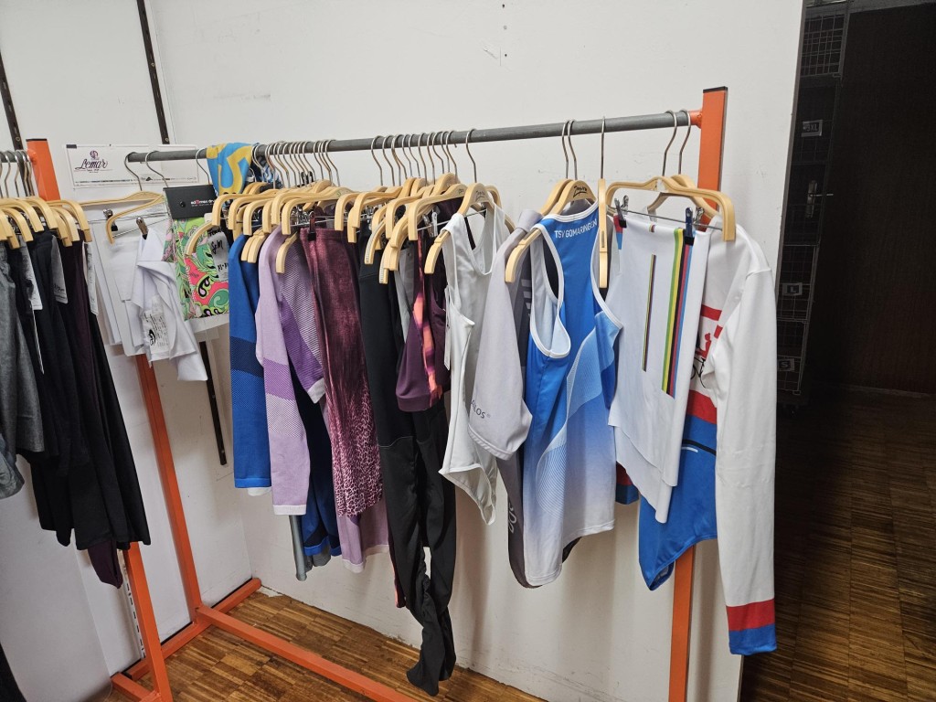 Zapasy i sprzęt biurowy-18