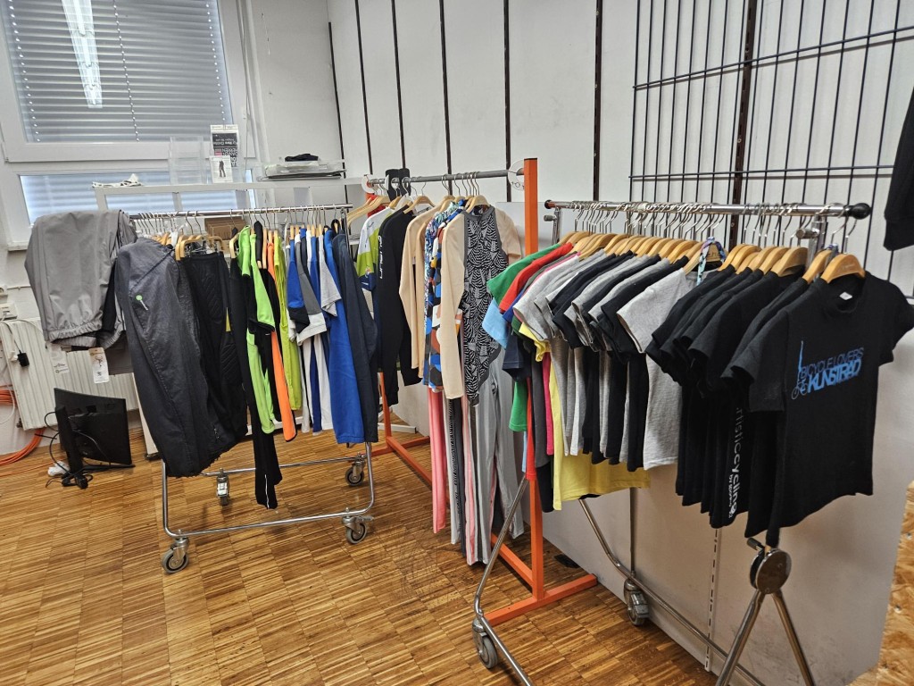 Zapasy i sprzęt biurowy-19