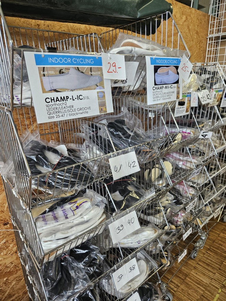 Zapasy i sprzęt biurowy-2