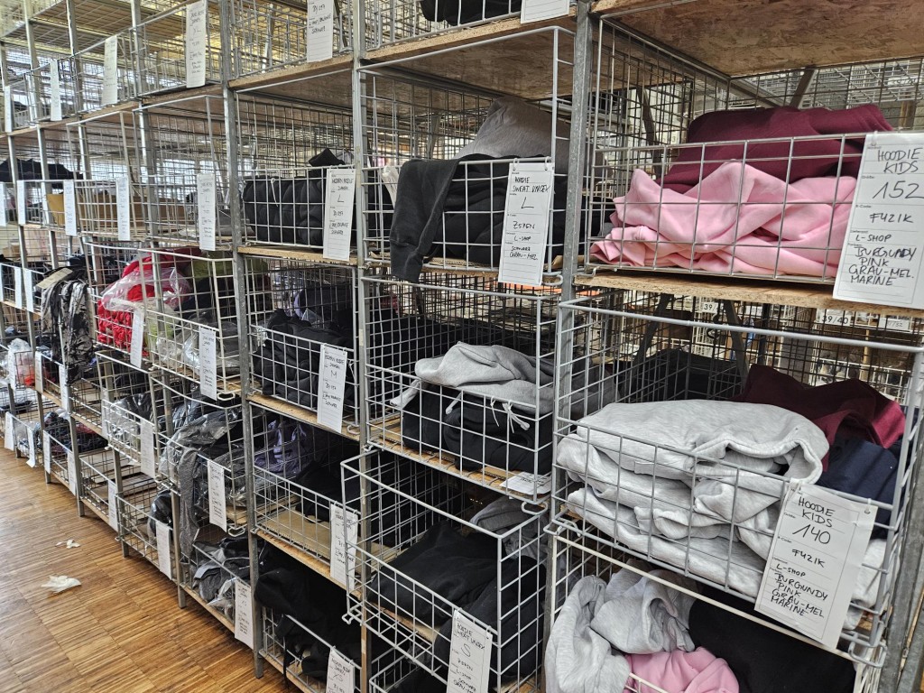 Zapasy i sprzęt biurowy-1