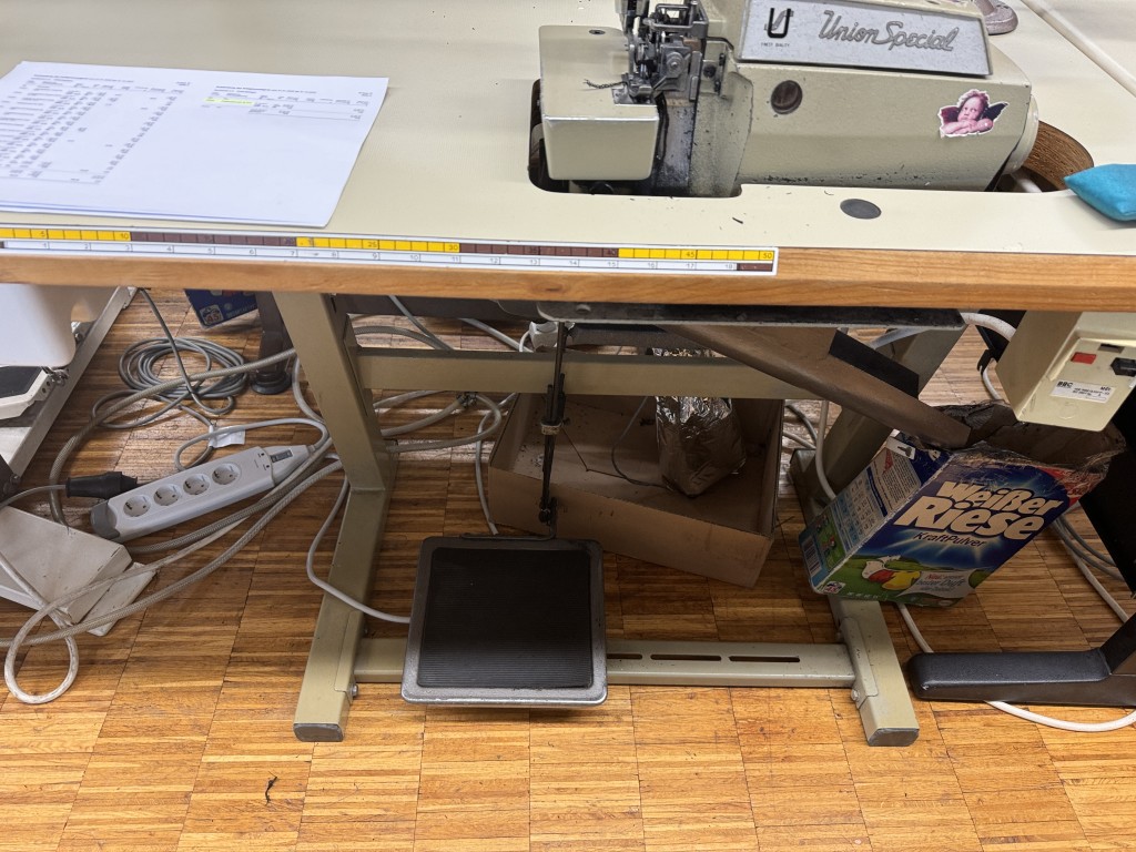 Zapasy i sprzęt biurowy-16