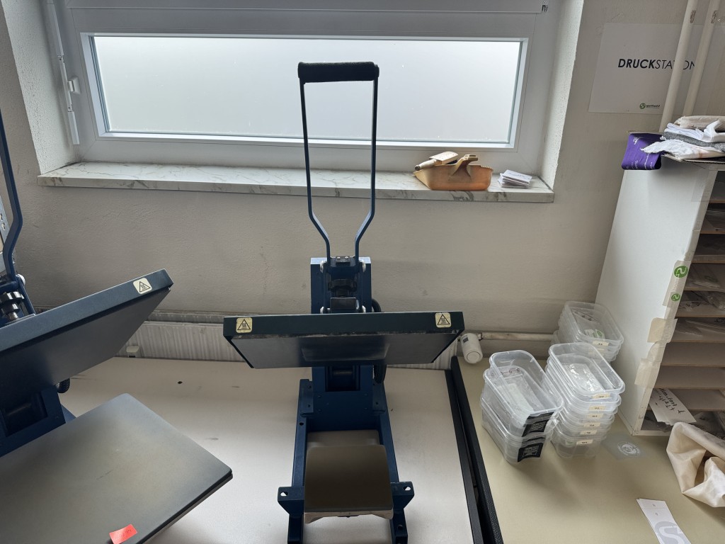 Zapasy i sprzęt biurowy-36