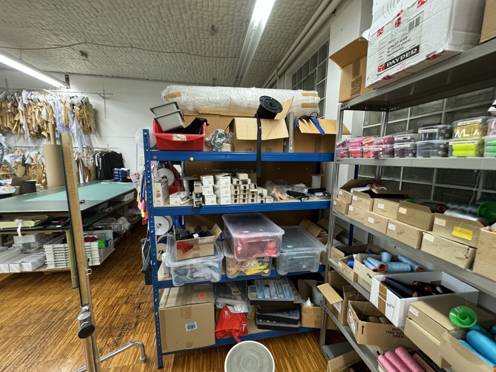 Zapasy i sprzęt biurowy-40