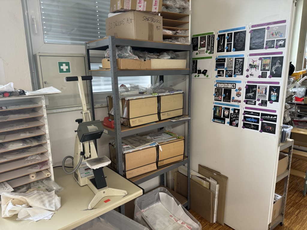 Zapasy i sprzęt biurowy-41