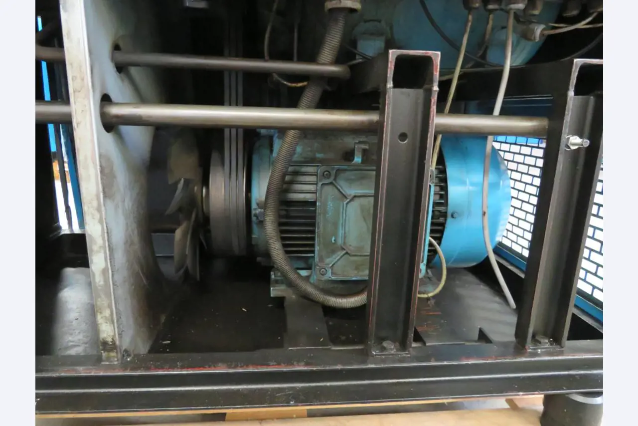 Různé kompresory, generátory a chladicí sušičky-11