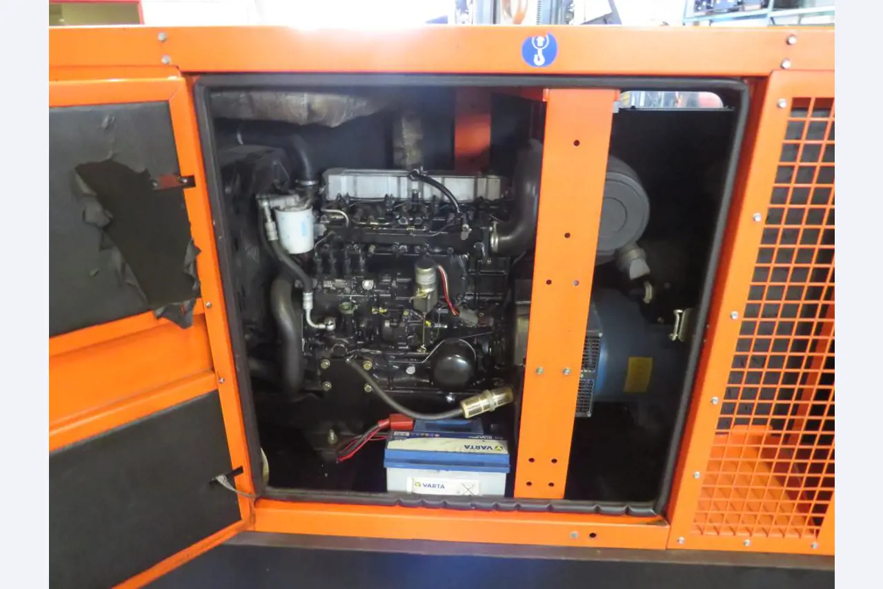 Různé kompresory, generátory a chladicí sušičky-8