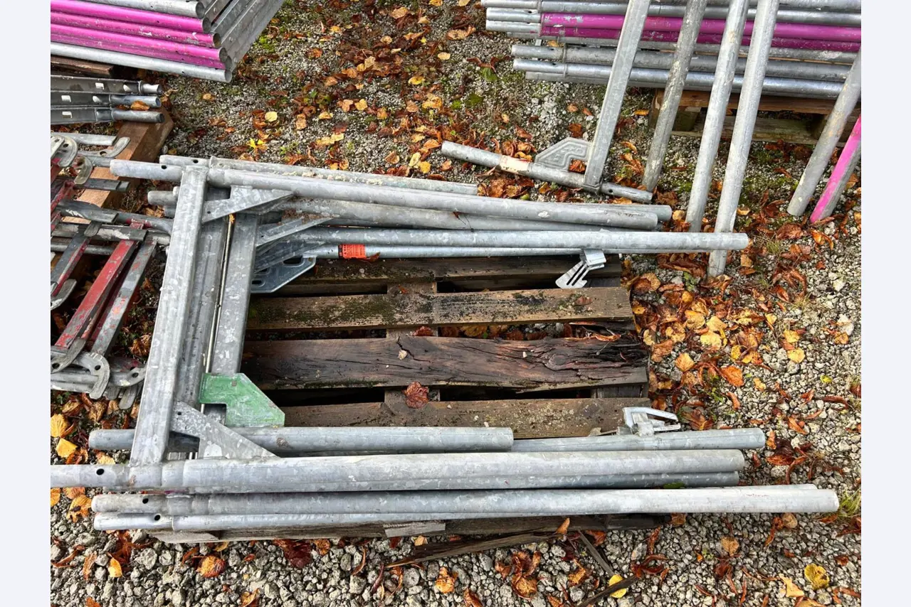 1 partij gevelsteigers, LAAG met uitgebreide accessoires, ca. 3.800 vierkante meter-2