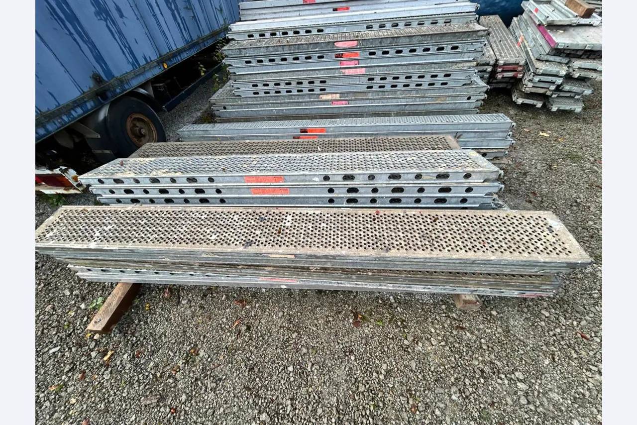 1 partij gevelsteigers, LAAG met uitgebreide accessoires, ca. 3.800 vierkante meter-1