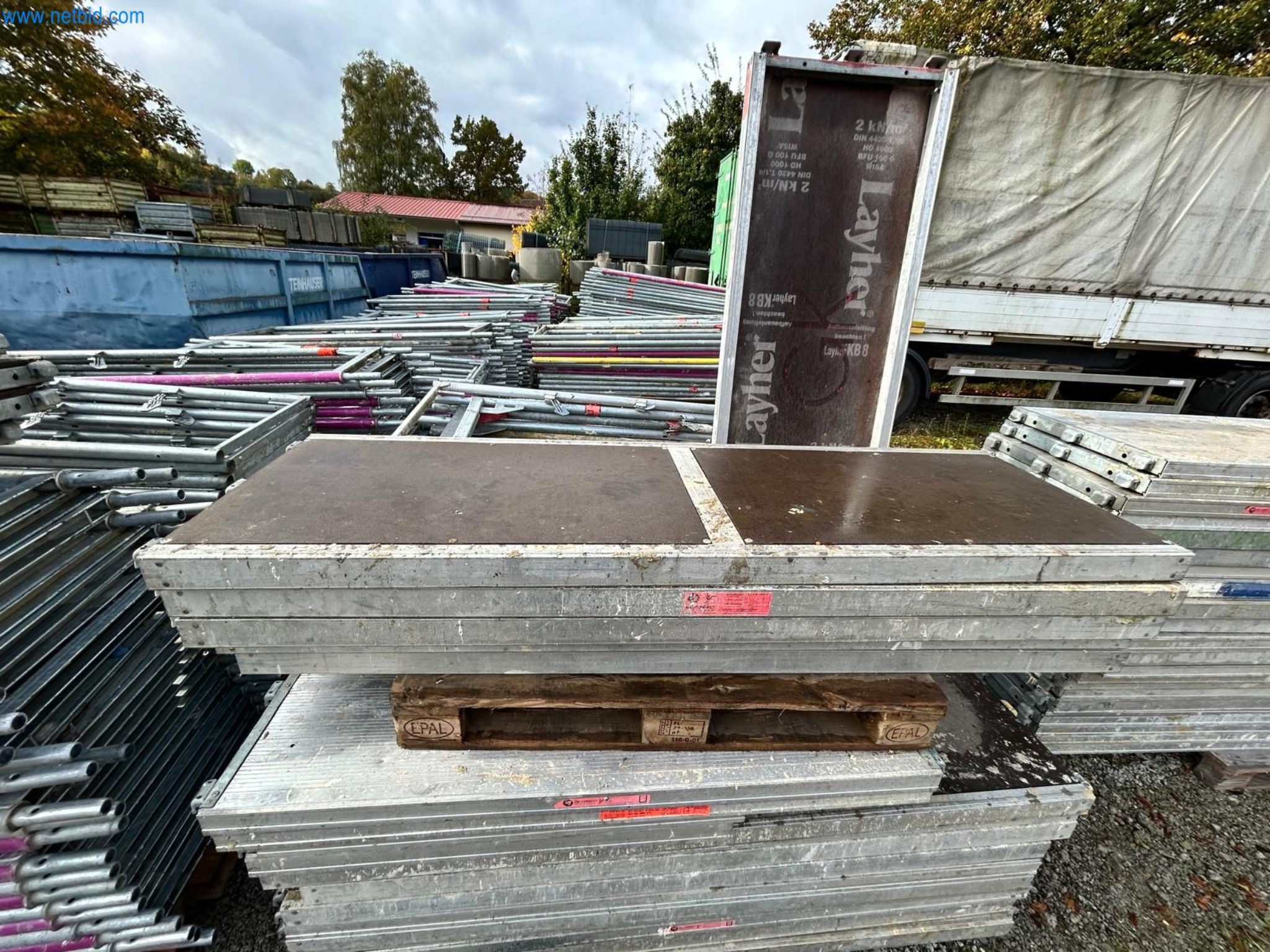 1 partia rusztowania fasadowego, LAYER z bogatym osprzętem, ok. 3,800 metrów kwadratowych-1