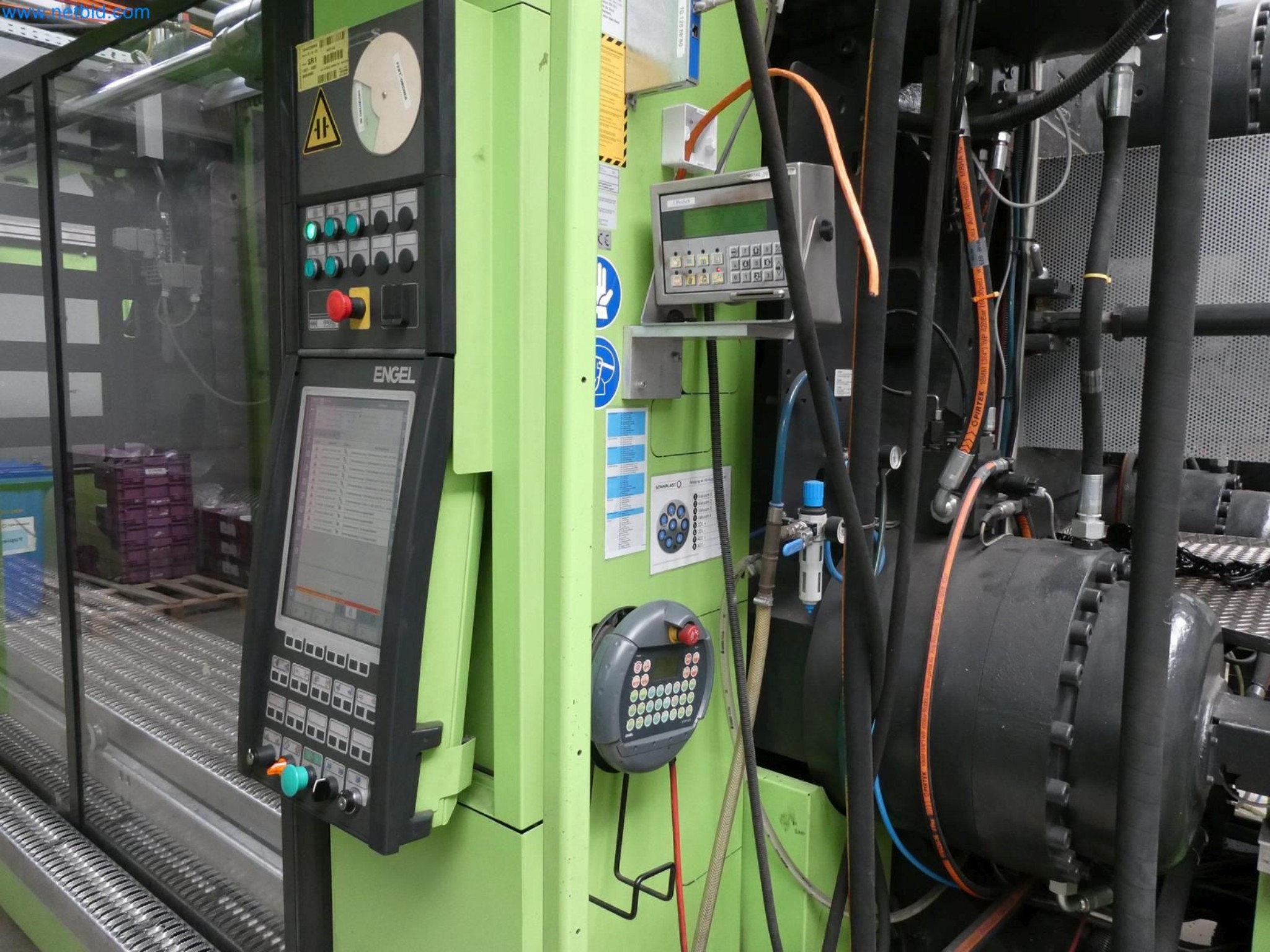 Engel Spritzgießmaschinen und Maschinen aus der Kunststoffindustrie-6