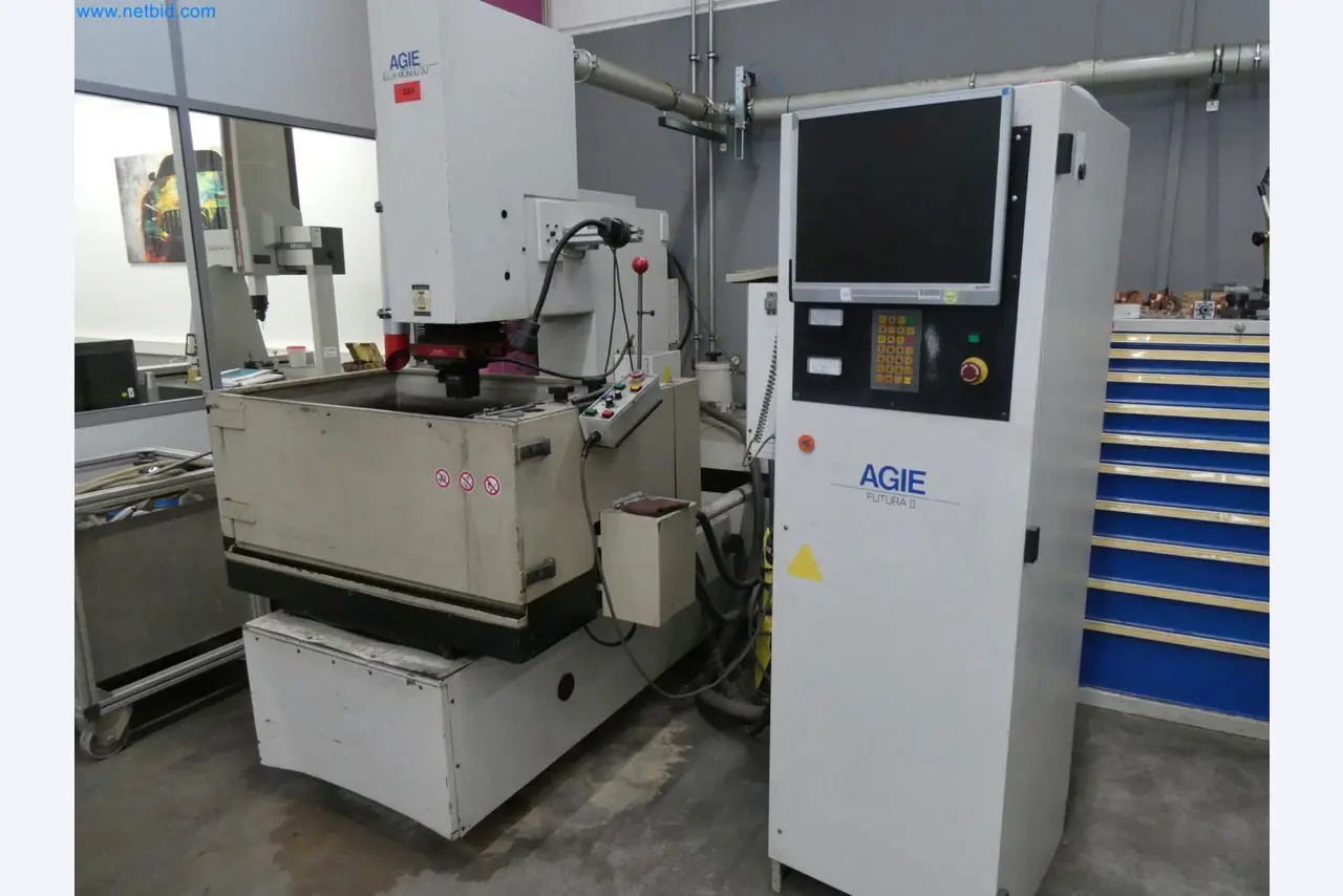 Engel Spritzgießmaschinen und Maschinen aus der Kunststoffindustrie-1