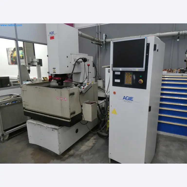 Engel Spritzgießmaschinen und Maschinen aus der Kunststoffindustrie-1