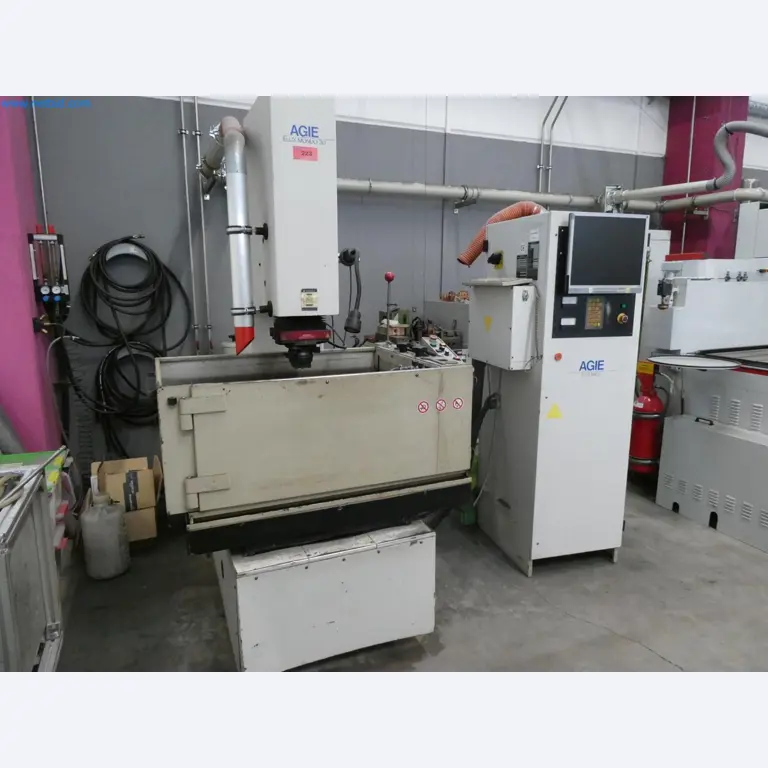 Engel Spritzgießmaschinen und Maschinen aus der Kunststoffindustrie-2