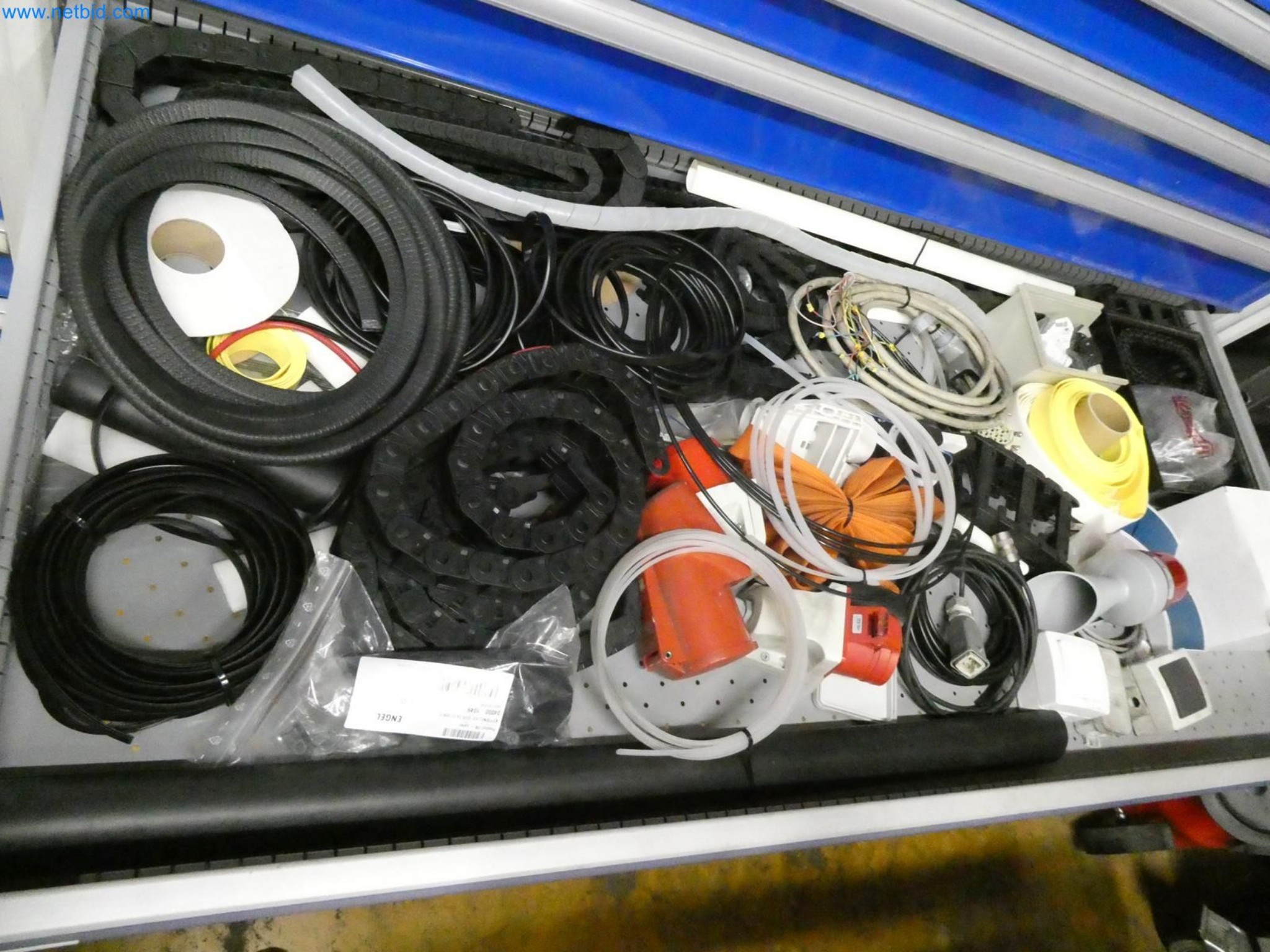 Engel Spritzgießmaschinen und Maschinen aus der Kunststoffindustrie-10