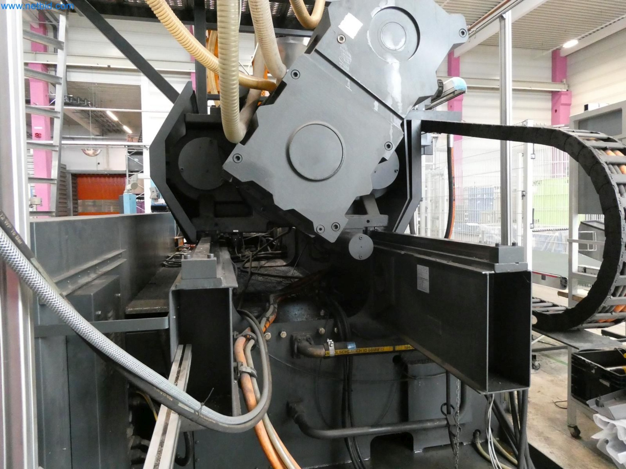 Engel Spritzgießmaschinen und Maschinen aus der Kunststoffindustrie-10