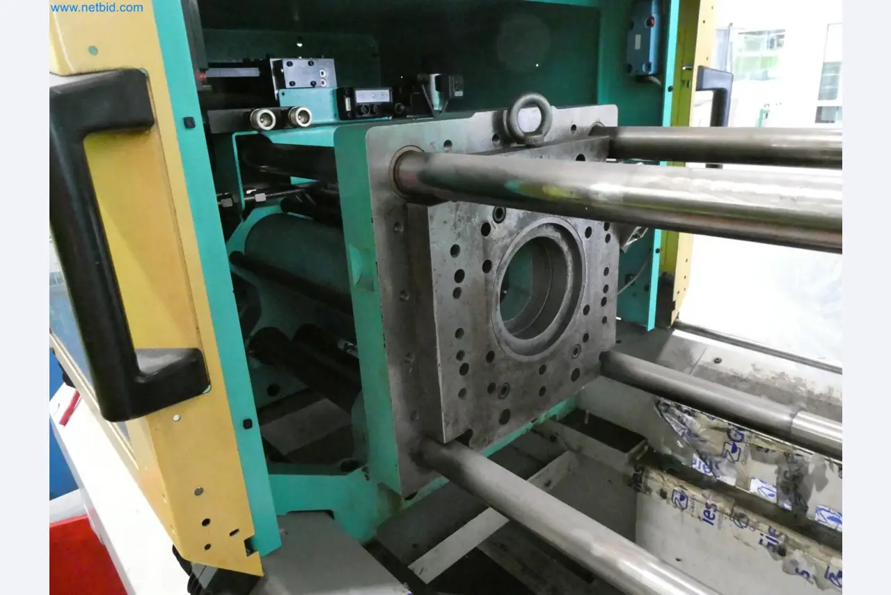 Engel Spritzgießmaschinen und Maschinen aus der Kunststoffindustrie-3