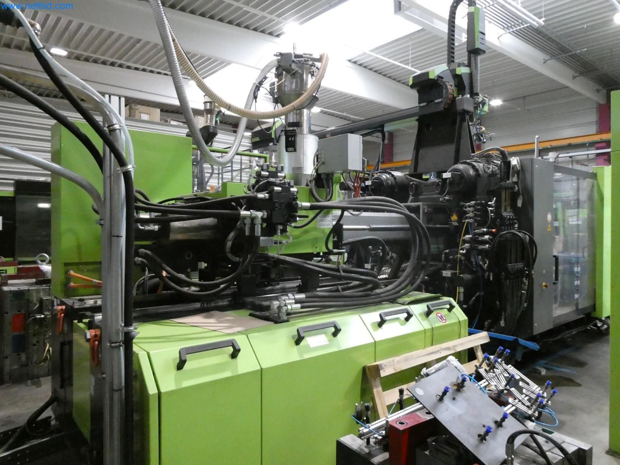 Engel Spritzgießmaschinen und Maschinen aus der Kunststoffindustrie-12