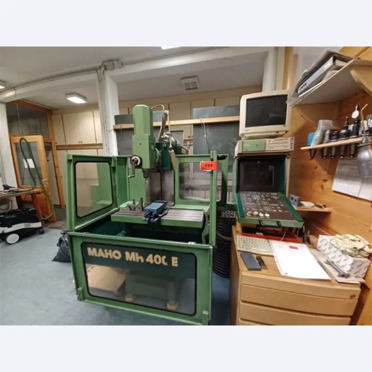 Maszyny, systemy, sprzęt biurowy, akcesoria i części IT firmy zajmującej się inżynierią mechaniczną dla "mikro" maszyn CNC, producenta elementów sterujących i twórcy oprogramowania.-10