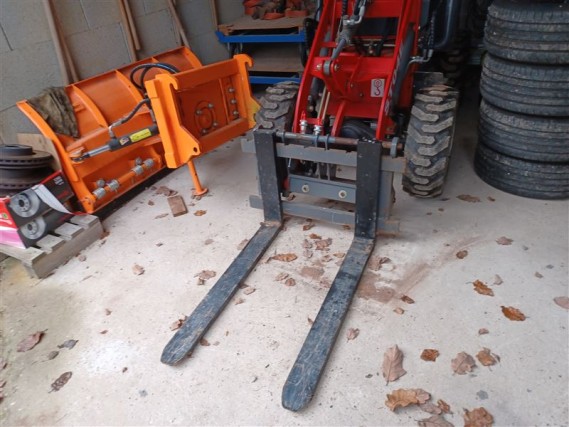 Maschinen, Anlagen, Büroeinrichtung, Zubehör und IT-Teile eines Maschinenbauers für „Kleinst“-CNC-Maschinen, Hersteller von Steuerelementen und Entwicklers von Software-2