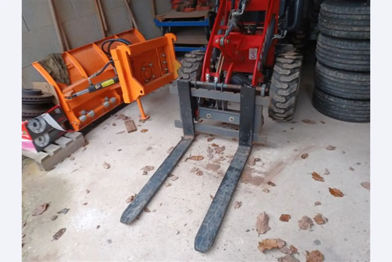 Maszyny, systemy, sprzęt biurowy, akcesoria i części IT firmy zajmującej się inżynierią mechaniczną dla "mikro" maszyn CNC, producenta elementów sterujących i twórcy oprogramowania.-2