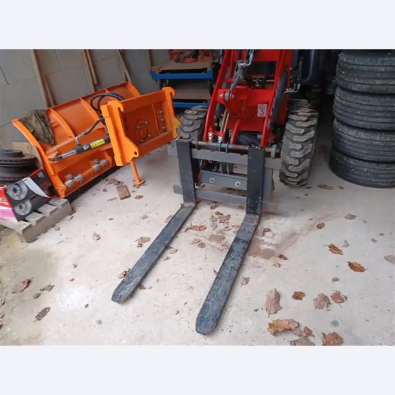 Maszyny, systemy, sprzęt biurowy, akcesoria i części IT firmy zajmującej się inżynierią mechaniczną dla "mikro" maszyn CNC, producenta elementów sterujących i twórcy oprogramowania.-2